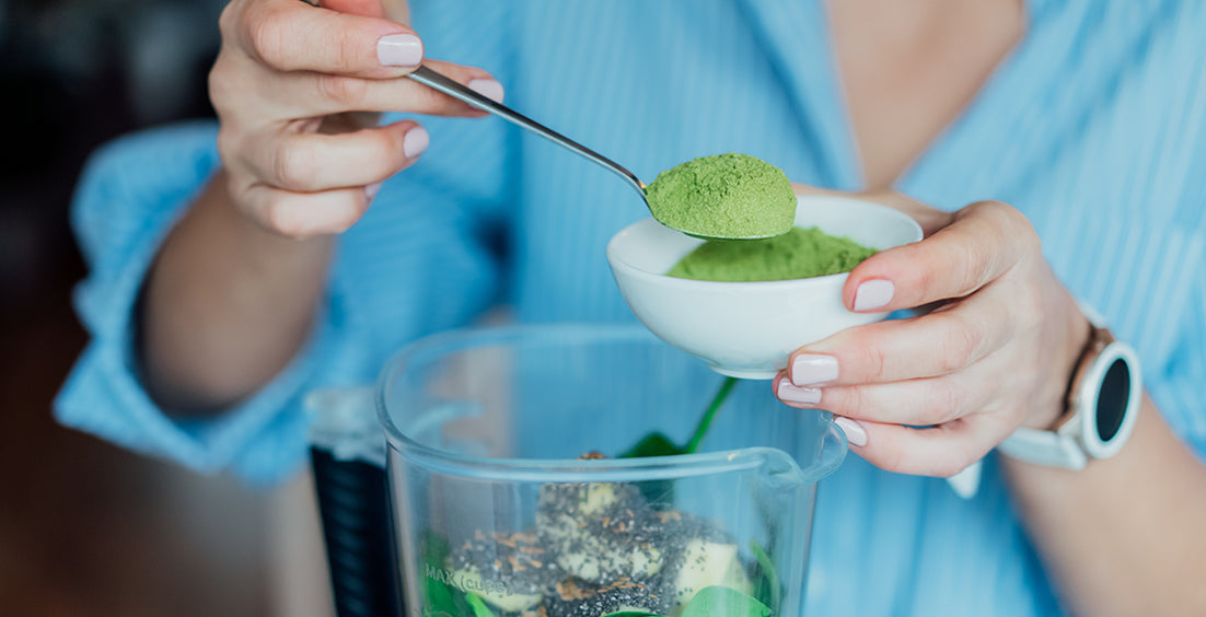 A doctor recommends a green powder smoothie for detox and cleansing